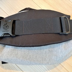 エルゴ抱っこ紐と収納カバー の画像