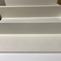 壁に付けられる家具棚の画像