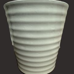 植木鉢：陶器製素焼き（底穴あり）高さ26㎝、直径26㎝