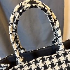 H&Mトートバッグ ブラックとホワイト チェック柄の画像