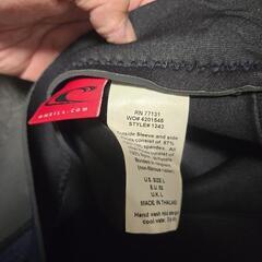 O'Neill製のブラック/ネイビーの長袖スプリングウェットスーツ、サイズL。の画像