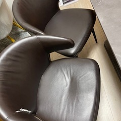 昇降式ダイニングテーブルとチェアセットの画像