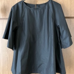 黒カットソーブラウス　ふんわり袖の画像