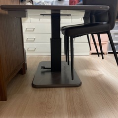 昇降式ダイニングテーブルとチェアセットの画像