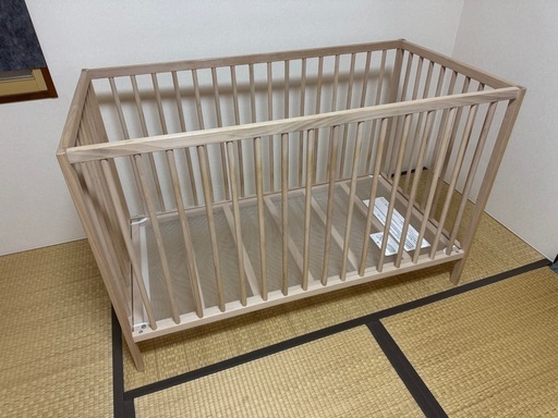 幼児用ベッドとマットレス2枚