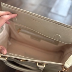 👜【美品】CHARLES & KEITH（チャールズアンドキース）ゴールド金具 ハンドバッグの画像