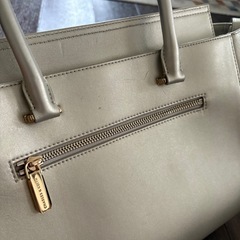 👜【美品】CHARLES & KEITH（チャールズアンドキース）ゴールド金具 ハンドバッグの画像