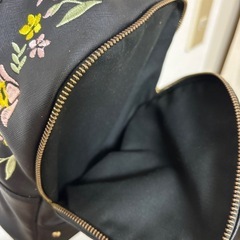 黒のリュック スタッズ 刺繍の画像