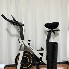 追加のシートクッションとフロアマットを備えたエクササイズバイク