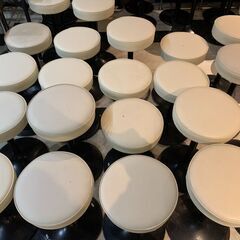 バー椅子、テーブルなど多数無料で差し上げます