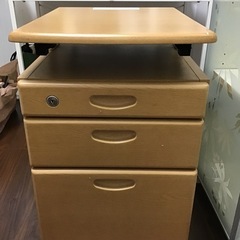 机の下にしまえる引き出し