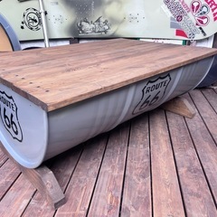 ドラム缶チェアとドラム缶ハーフテーブルの画像