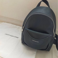 Calvin Klein リュック ほとんど未使用 【サイズ】 縦　約25cm 横　約22cm 幅　約7.5cm ショルダー紐　調整可能 【仕様】 メインポケットの他 マグネット外ポケット×1 【状態】 スレ　→無し 破れ　→ 無し 型崩れ→ 無し 色落ち→ 無し 臭い　→無しの画像