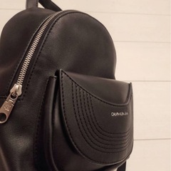 Calvin Klein リュック ほとんど未使用 【サイズ】 縦　約25cm 横　約22cm 幅　約7.5cm ショルダー紐　調整可能 【仕様】 メインポケットの他 マグネット外ポケット×1 【状態】 スレ　→無し 破れ　→ 無し 型崩れ→ 無し 色落ち→ 無し 臭い　→無しの画像