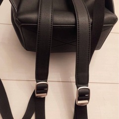Calvin Klein リュック ほとんど未使用 【サイズ】 縦　約25cm 横　約22cm 幅　約7.5cm ショルダー紐　調整可能 【仕様】 メインポケットの他 マグネット外ポケット×1 【状態】 スレ　→無し 破れ　→ 無し 型崩れ→ 無し 色落ち→ 無し 臭い　→無しの画像