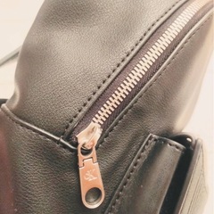 Calvin Klein リュック ほとんど未使用 【サイズ】 縦　約25cm 横　約22cm 幅　約7.5cm ショルダー紐　調整可能 【仕様】 メインポケットの他 マグネット外ポケット×1 【状態】 スレ　→無し 破れ　→ 無し 型崩れ→ 無し 色落ち→ 無し 臭い　→無しの画像