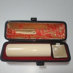 革の印鑑ケースと未彫りの象牙印鑑