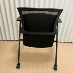 積み重ね可能な折りたたみ椅子 タブレットアームチェア 車輪付きの画像