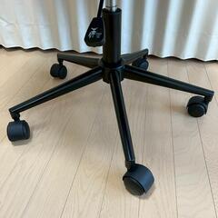 積み重ね可能な折りたたみ椅子 タブレットアームチェア 車輪付きの画像