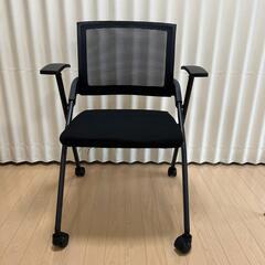 積み重ね可能な折りたたみ椅子 タブレットアームチェア 車輪付きの画像