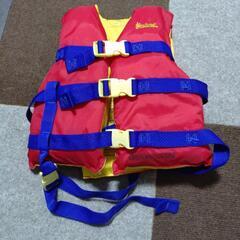 赤と黄色で目立つライフジャケット６歳頃まで使える