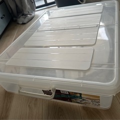 キャスト付きベッド下の収納の画像