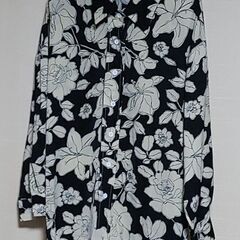 黒地×黄色花柄 シャツブラウス Mサイズ相当 オーバーサイズ ユニセックスOK【古着】の画像