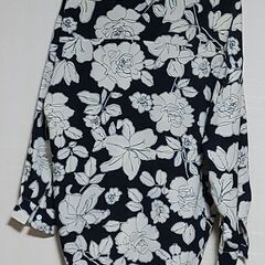 黒地×黄色花柄 シャツブラウス Mサイズ相当 オーバーサイズ ユニセックスOK【古着】の画像