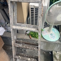 鉄クズや木材、残ったペンキの画像