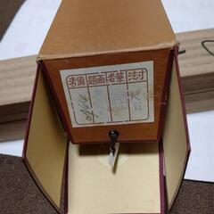 桐箱入り山水画の画像