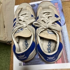 adidas 運動靴。