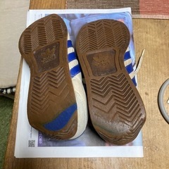 adidas 運動靴。の画像