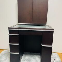 茶色の折りたたみ式ミラー付きドレッサー、引き出しとを備えたコンパ...