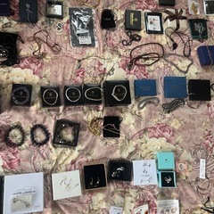 アクセサリー約142点箱付きまとめ売り……ネックレス指輪ピアス腕時計ブレスレットの画像