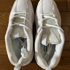 22.5センチ　白いシューズの画像