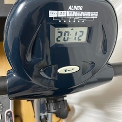 フィットネスバイクと振動マシンの画像