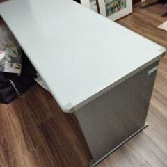 丈夫なスチール製デスク1000円
