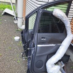 鉄くず　車のドア2枚　椅子　他　金属　タイヤ等　使用済みエンジン...