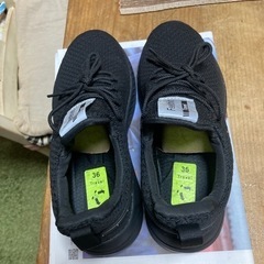 スニーカー　新品。