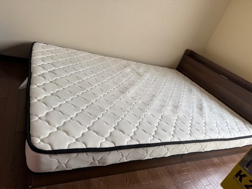 ダブルベッドフレーム　マットレス付き