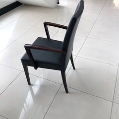 肘掛け付きイスの画像