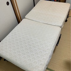 折りたたみ式ベッドの画像