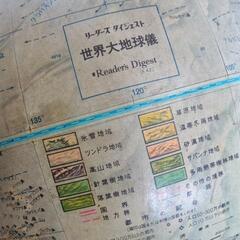 四方八方に大回転する地球儀の画像