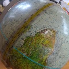 四方八方に大回転する地球儀の画像