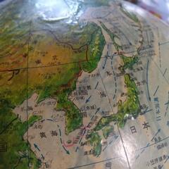 四方八方に大回転する地球儀の画像