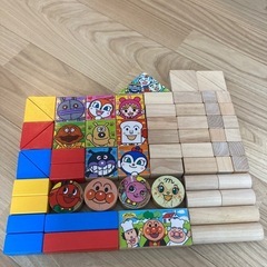 アンパンマンの積み木とぬいぐるみなどの画像