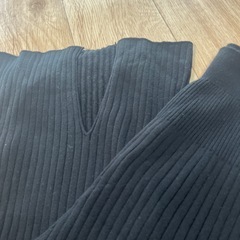 UNIQLO リブフロントスリットパンツブラックパンツの画像
