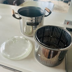 ステンレス製パスタ茹で鍋と無水平鍋の画像