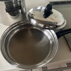 ステンレス製パスタ茹で鍋と無水平鍋の画像