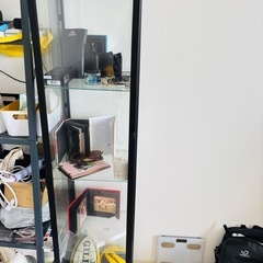 ガラス張り収納棚